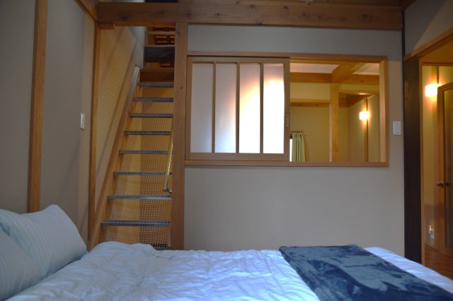 丹波口 「やっほー！」とオープンになれる京町家の寝室|ロフトへの階段がわくわく感を演出