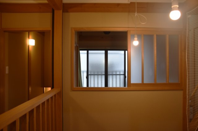 丹波口 「やっほー！」とオープンになれる京町家の展望|吹き抜けをはさんでお隣の部屋へ「やっほー」