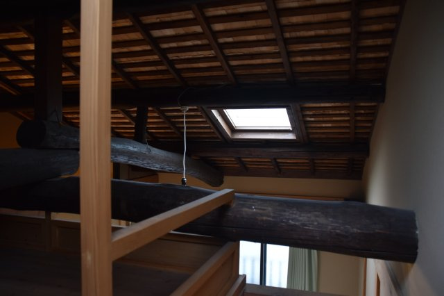 丹波口 「やっほー！」とオープンになれる京町家の内装|天窓からの光が差し込むロフト