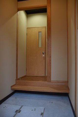 丹波口 「やっほー！」とオープンになれる京町家の玄関|土間には一二三石が