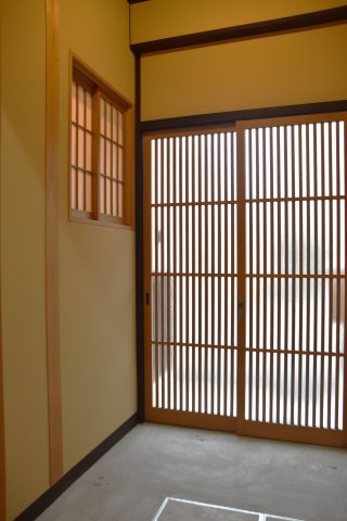 丹波口 「やっほー！」とオープンになれる京町家の玄関|町家らしい格子のドア