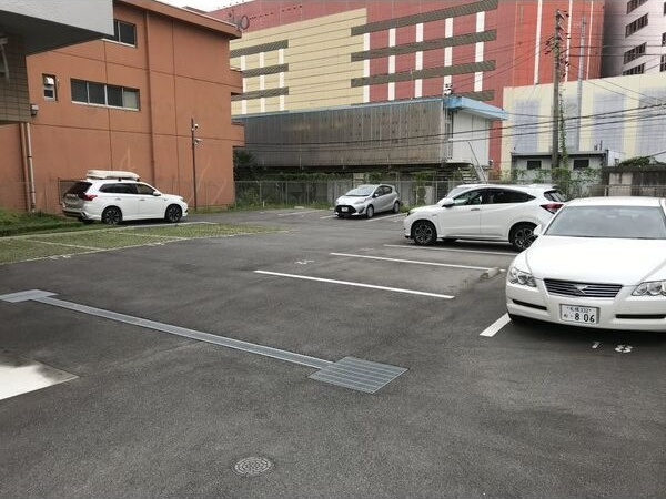 プランドール千種の駐車場