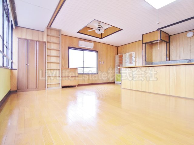 小平市学園西町２丁目の賃貸マンションの居間・リビング