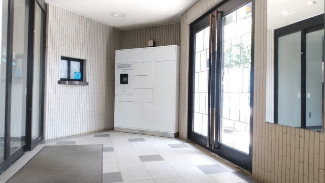 プライムアーバン武蔵野ヒルズＢ棟のエントランス|宅配ボックス完備
