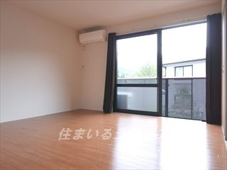 広島市安佐北区小河原町のアパートの居間・リビング|エアコン付き