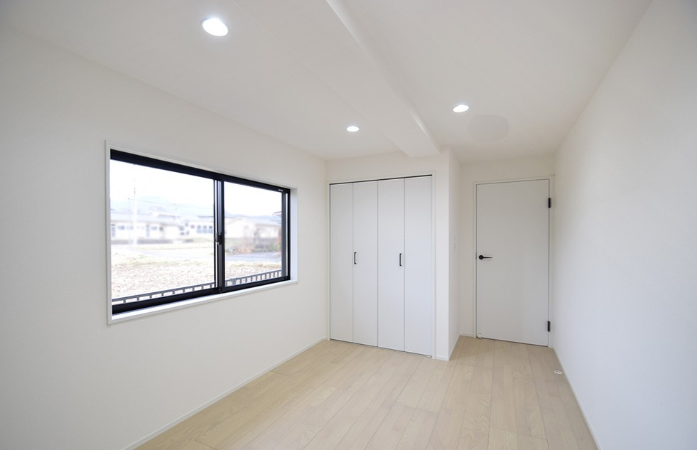 上田市生田　中古戸建の洋室|全居室収納付きで室内スッキリ片付きます。