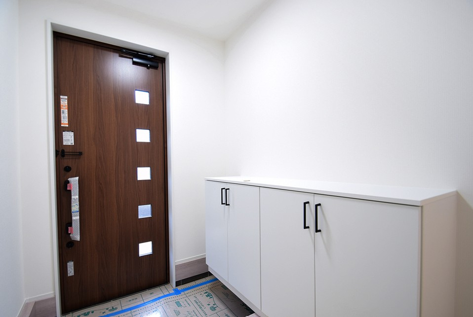 上田市生田　中古戸建の玄関|玄関にはご家族の靴もたっぷり収納できるシューズボックス。
