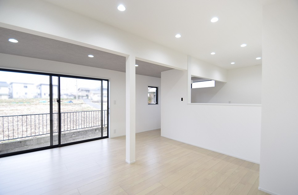 上田市生田　中古戸建の居間・リビング|LDKは約17帖とゆとりのある広あsです。