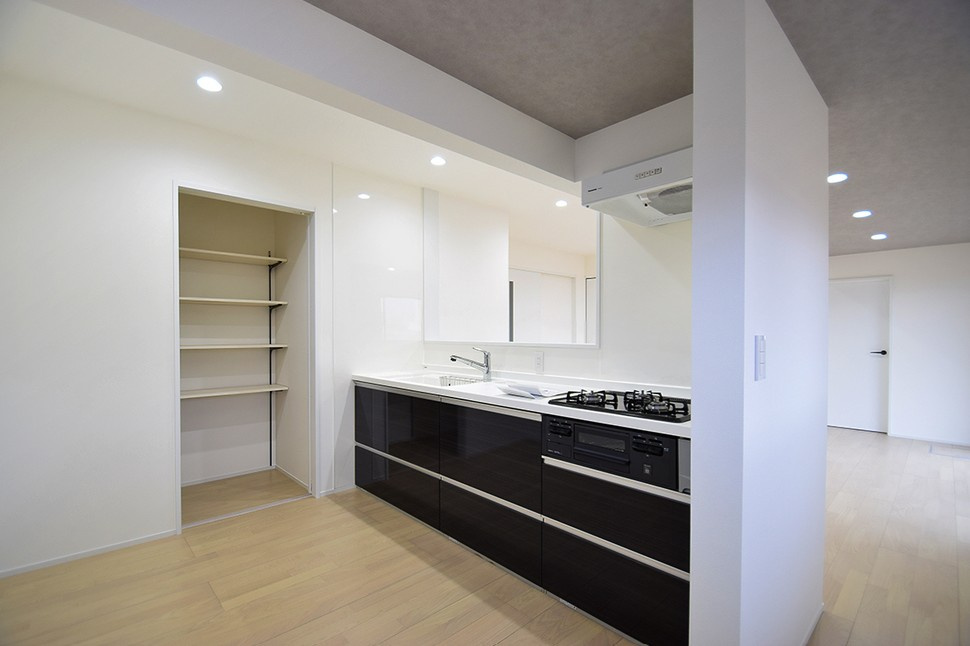 上田市生田　中古戸建のキッチン|キッチンには収納スペースも備わり食品や調味料のストックにも便利です。