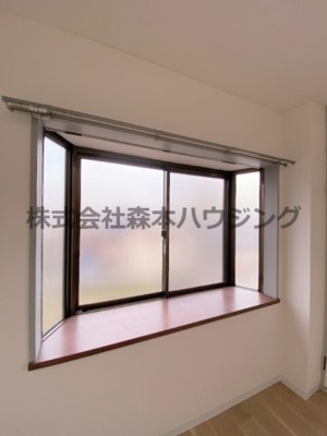 【内装】 | 　シャルマン大宮 | 出窓が明るくしてくれます