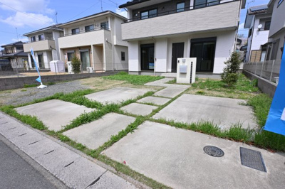 【駐車場】 | 太田市世良田　中古戸建 | 駐車場は並列して複数台停められて使いやすい♪