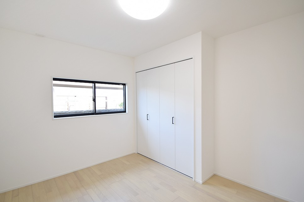 松本市波田　中古戸建の洋室|全居室収納付きで室内スッキリ片付きます。