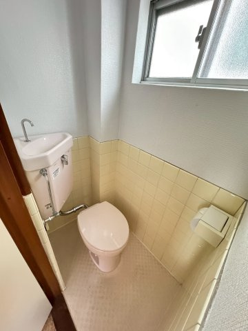蓮田ビルのトイレ|落ち着いた色調のトイレです