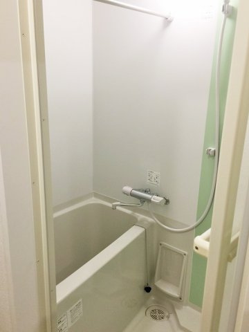 ミランダカメリア瑞江の浴室|バストイレ別、浴室換気乾燥機付き