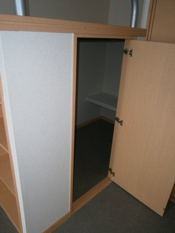 レオパレススナイプの内装|ウォークインクローゼット