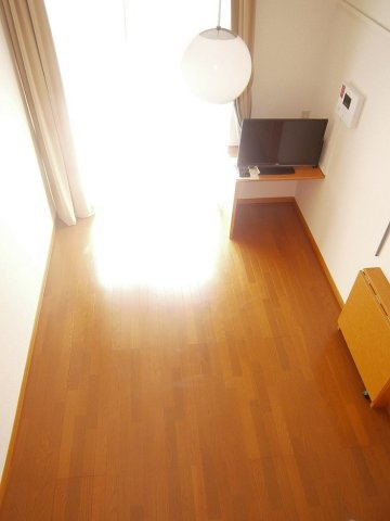 レオパレスゴールドストーンの居間・リビング|使いやすいリビングです