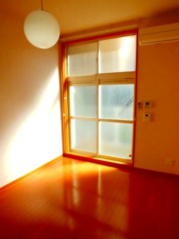 レオパレスコニファーⅡの居間・リビング|リビングです