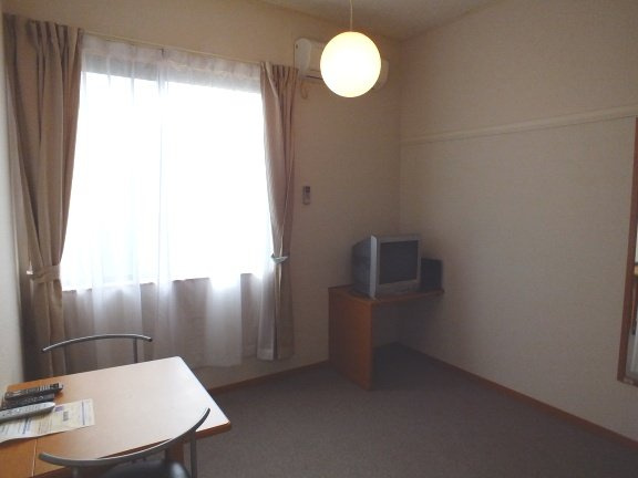 レオパレスプレミール稲毛の居間・リビング|ゆったりとした居間です