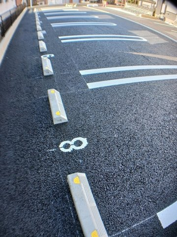マーヴェラス末広　Ⅲの駐車場|車をお持ちの方に嬉しい駐車場付きの物件です