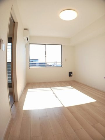 マーヴェラス末広　Ⅲの居間・リビング|使いやすい居間です