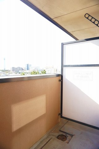 プライドのバルコニー|暖かな日差しのふりそそぐバルコニー