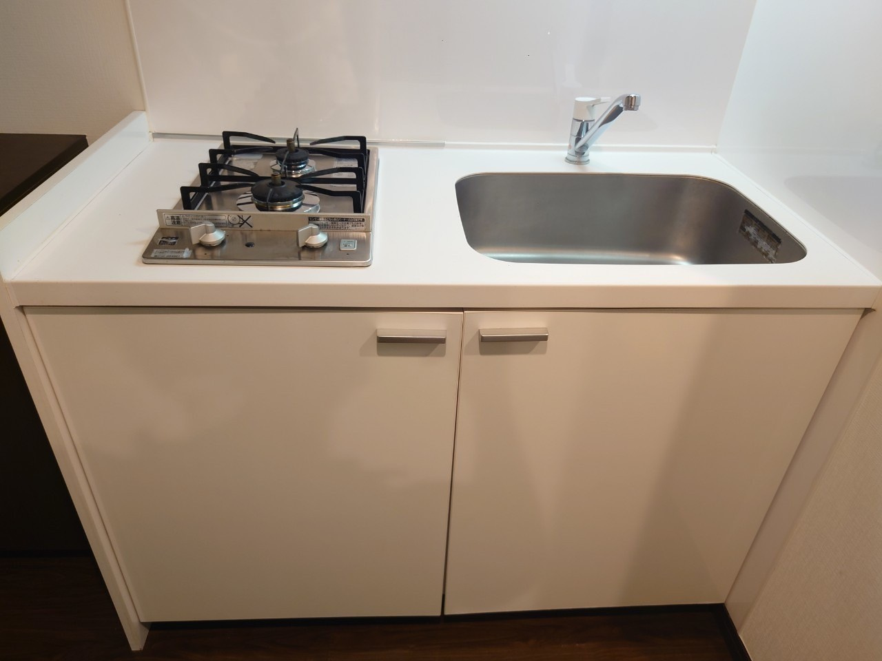 AQUE1のキッチン|コンパクトなキッチンで掃除もラクラク