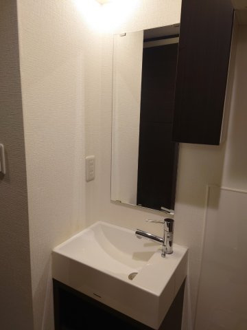 AQUE1の独立洗面台|独立洗面台、小物を置くことができて便利です