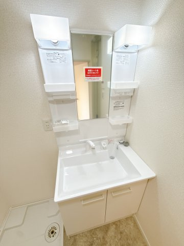 千葉市中央区都町１丁目のアパートの独立洗面台|独立洗面台、小物を置くことができて便利です