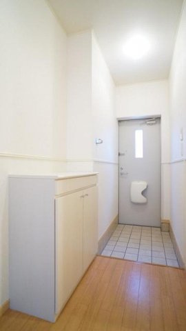 スカイハイツ３号館の玄関|収納もある玄関です