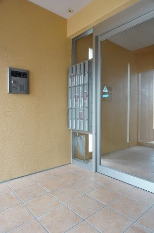 フィオーレのエントランス|建物の内部です