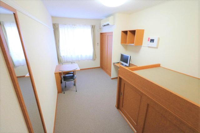 レオパレス幕張本郷の寝室|使い勝手のいい寝室です