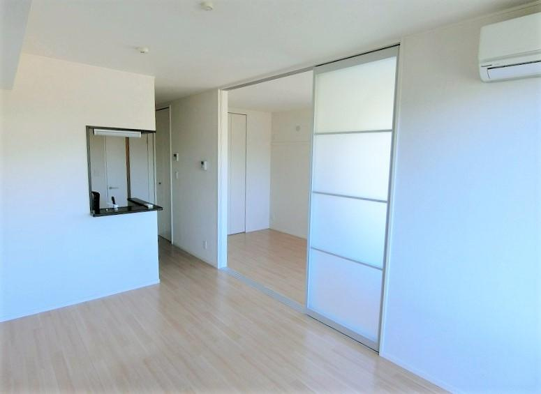 アルヴィータ壱番館の居間・リビング|こちらの居間で趣味の時間をお楽しみください