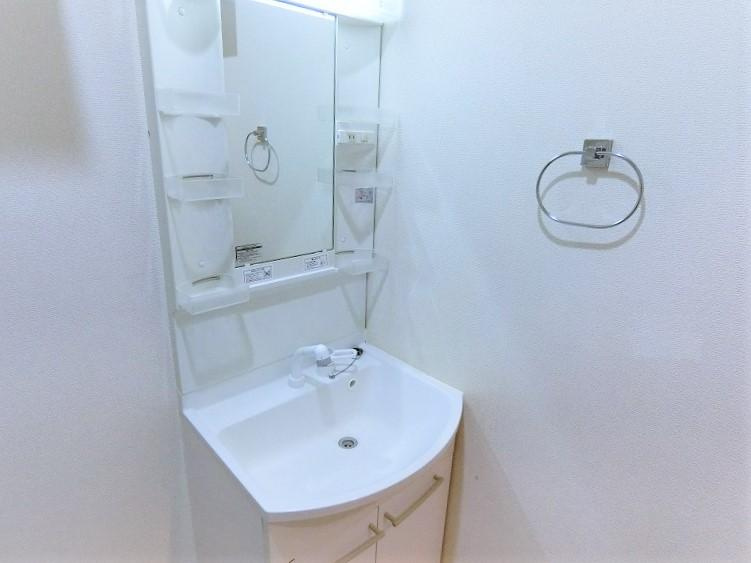 アルヴィータ壱番館の洗面所|ゆったりとスペースのある洗面所