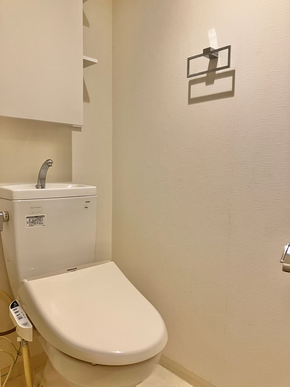 ユトリシア弐番街のトイレ|落ち着いた色調のトイレです