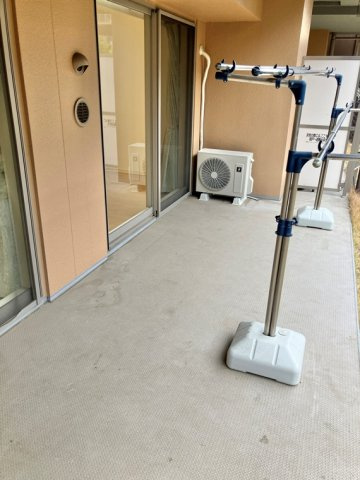 ユトリシア弐番街のバルコニー|外からの目が気にならないバルコニーで洗濯物が干せます