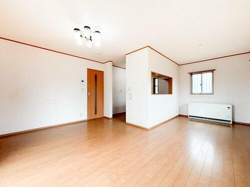 宇都宮市鶴田町　4ＳＬＤＫ　中古住宅の居間・リビング
