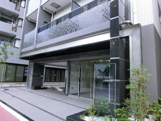 スカイコート上野稲荷町のエントランス