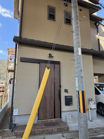 嵯峨嵐山駅徒歩4分　築2022年　民泊運営中中古戸建のその他|落ち着いた外観デザインの玄関アプローチ。築浅ならではの美しい外観状態が魅力です。