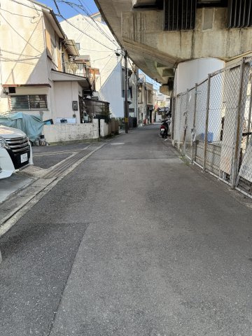 嵯峨嵐山駅徒歩4分　築2022年　民泊運営中中古戸建の前面道路含む現地写真|周辺は落ち着いた住宅地で生活動線も確保された立地です。駅徒歩圏ながら静かな住環境が魅力です。