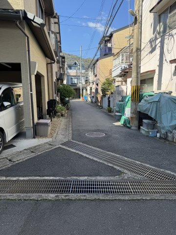 嵯峨嵐山駅徒歩4分　築2022年　民泊運営中中古戸建の前面道路含む現地写真|生活道路として利用される前面道路は交通量も比較的少なく落ち着いた住環境です。
