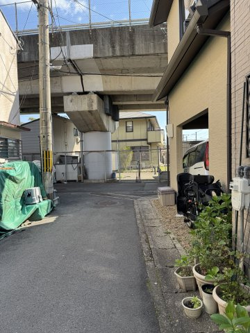 嵯峨嵐山駅徒歩4分　築2022年　民泊運営中中古戸建の前面道路含む現地写真|周辺は生活利便性と観光エリアへのアクセスを兼ね備えた立地です。