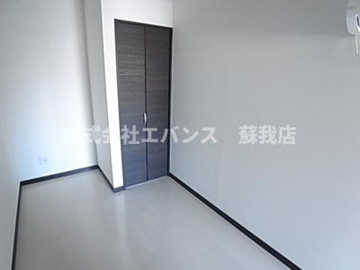 【寝室】 | ラ・フェリシテ | 広くて明るい寝室