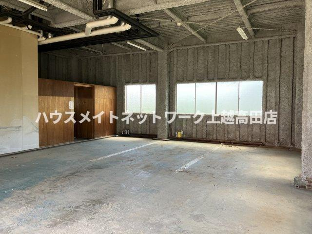 ハイツＫａｔａの駐車場|ピロティ駐車場