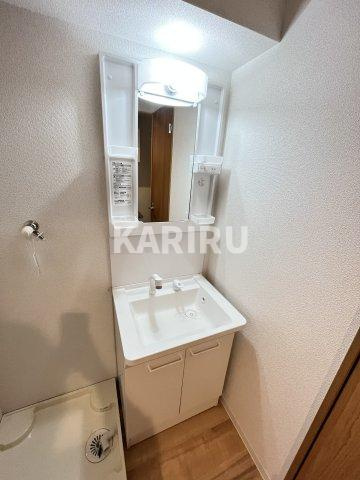 ヴィラナリー関目の洗面所|明るい洗面所です