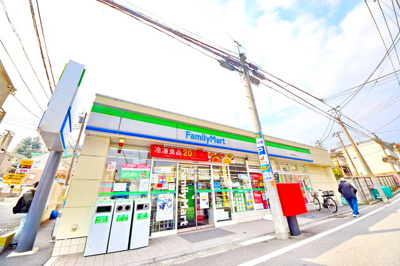 ファミリーマート 徒歩3分。コンビニ 240m