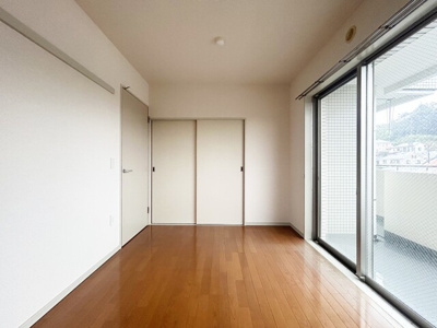 2面採光の明るい6帖洋室