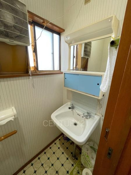 富士見町小暮中古一戸建てのトイレ|洗面台付きです。