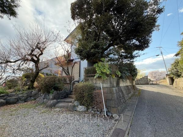 富士見町小暮中古一戸建ての前面道路含む現地写真