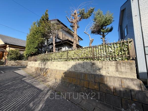 富士見町小暮中古一戸建ての前面道路含む現地写真