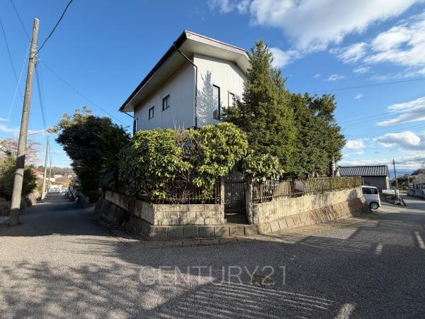 富士見町小暮中古一戸建ての前面道路含む現地写真|角地です。